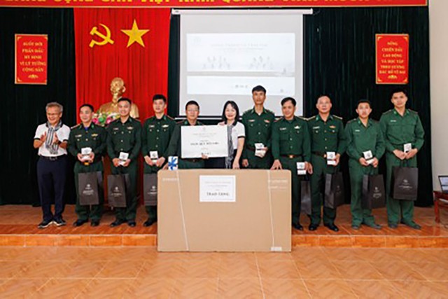 H&agrave;nh tr&igrave;nh Từ Tr&aacute;i Tim tiếp lửa người l&iacute;nh bi&ecirc;n ph&ograve;ng nơi cực t&acirc;y Tổ quốc - Ảnh 4.