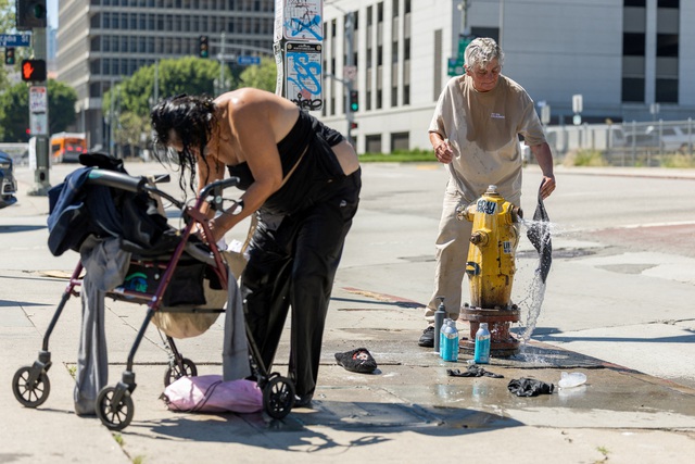 Thế giới oằn m&igrave;nh chống chọi nắng n&oacute;ng cực đoan - Ảnh 3.