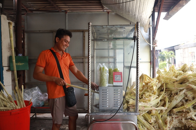 Bán nước mía, bán đá mùa nắng nóng: Nhiều người kiếm tiền triệu mỗi ngày - Ảnh 1. Bán nước mía, bán đá mùa nắng nóng: Nhiều người kiếm tiền triệu mỗi ngày - Ảnh 1.