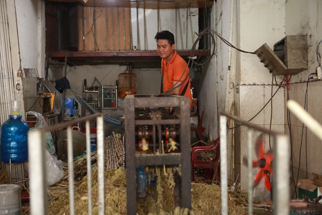 Bán nước mía, bán đá mùa nắng nóng: Nhiều người kiếm tiền triệu mỗi ngày - Ảnh 2. Bán nước mía, bán đá mùa nắng nóng: Nhiều người kiếm tiền triệu mỗi ngày - Ảnh 2.