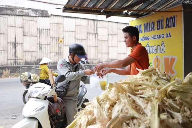 Bán nước mía, bán đá mùa nắng nóng: Nhiều người kiếm tiền triệu mỗi ngày - Ảnh 3. Bán nước mía, bán đá mùa nắng nóng: Nhiều người kiếm tiền triệu mỗi ngày - Ảnh 3.