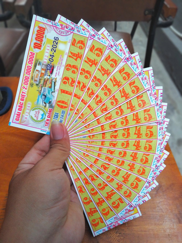 Ch&agrave;ng trai miền T&acirc;y sưu tầm v&eacute; số độc lạ 888888, 999999&hellip;: 'Lần tr&uacute;ng số kh&oacute; qu&ecirc;n!' - Ảnh 4.