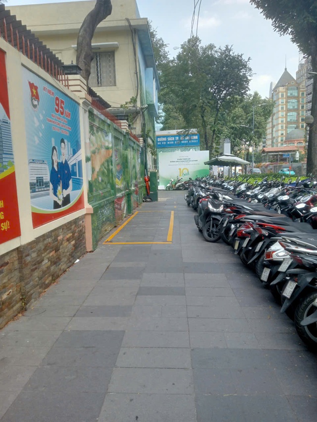 Đường s&aacute;ch TP.HCM trước nỗi lo kh&ocirc;ng c&ograve;n b&atilde;i giữ xe  - Ảnh 3.