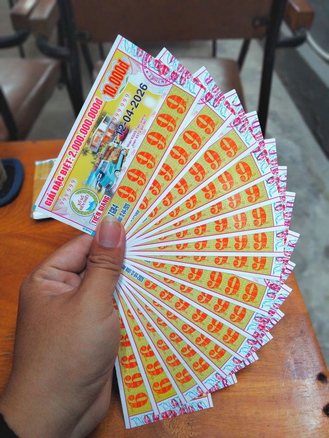 Ch&agrave;ng trai miền T&acirc;y sưu tầm v&eacute; số độc lạ 888888, 999999&hellip;: 'Lần tr&uacute;ng số kh&oacute; qu&ecirc;n!' - Ảnh 3.