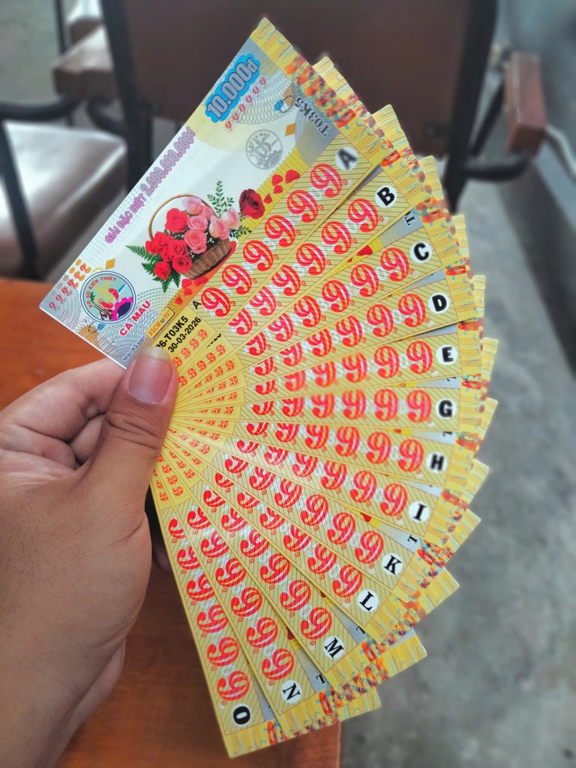 Ch&agrave;ng trai miền T&acirc;y sưu tầm v&eacute; số độc lạ 888888, 999999&hellip;: 'Lần tr&uacute;ng số kh&oacute; qu&ecirc;n!' - Ảnh 5.