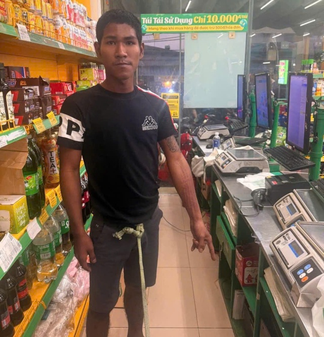 Công an bắt kẻ phá khóa trộm tài sản tại Bách Hóa Xanh - Ảnh 1.