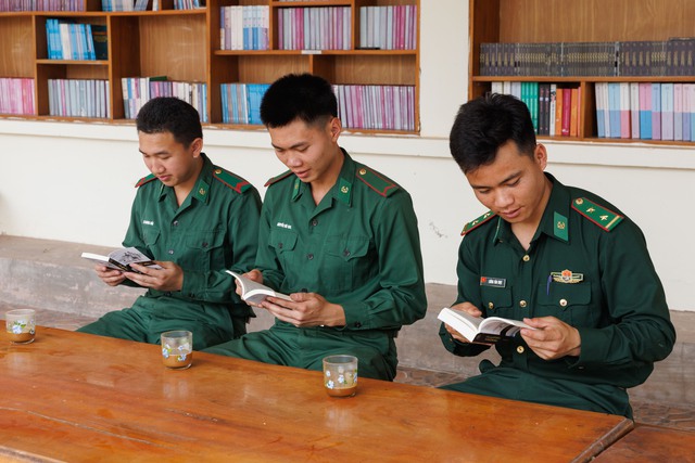 H&agrave;nh tr&igrave;nh Từ Tr&aacute;i Tim tiếp lửa người l&iacute;nh bi&ecirc;n ph&ograve;ng nơi cực t&acirc;y Tổ quốc - Ảnh 5.