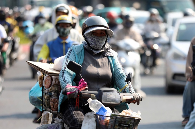 Tiếp tục nắng nóng gay gắt, đỉnh nhiệt chuyển từ Nghệ An sang Hà Tĩnh- Ảnh 1. Tiếp tục nắng nóng gay gắt, đỉnh nhiệt chuyển từ Nghệ An sang Hà Tĩnh- Ảnh 1.