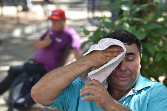 Thế giới oằn m&igrave;nh chống chọi nắng n&oacute;ng cực đoan - Ảnh 1.