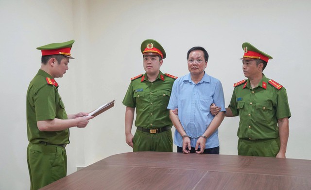 Gi&aacute;m đốc v&agrave; hiệu trưởng ăn chặn tiền trợ cấp của trẻ em tại Ph&uacute; Thọ - Ảnh 1.