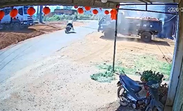 Ch&uacute; rể gặp nạn trong ng&agrave;y cưới do xe tải căng d&acirc;y c&aacute;p ngang đường- Ảnh 1.