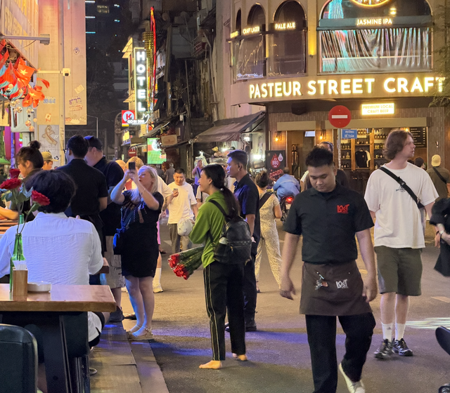 C&ocirc;ng an phường Bến Th&agrave;nh n&oacute;i g&igrave; về việc h&agrave;ng rong, ăn xin l&agrave;m phiền du kh&aacute;ch? - Ảnh 2.