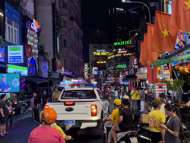 C&ocirc;ng an phường Bến Th&agrave;nh n&oacute;i g&igrave; về việc h&agrave;ng rong, ăn xin l&agrave;m phiền du kh&aacute;ch? - Ảnh 7.