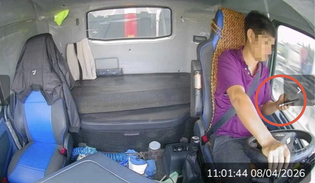 - Ảnh 1. CSGT trích xuất camera giám sát buồng lái phát hiện tài xế dùng điện thoại khi lái xe - Ảnh 1.