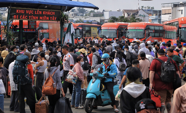 Rời TP.HCM về qu&ecirc; lễ Giỗ tổ H&ugrave;ng Vương, 30.4: Ng&agrave;y Bến xe Miền T&acirc;y đ&ocirc;ng nhất - Ảnh 1.