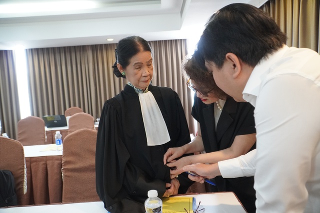 Luật sư hào hứng với cái ‘lưỡi thẳng’ của mình trên áo choàng mới- Ảnh 6. Luật sư hào hứng với cái ‘lưỡi thẳng’ của mình trên áo choàng mới- Ảnh 6.