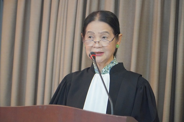 Luật sư hào hứng với cái ‘lưỡi thẳng’ của mình trên áo choàng mới- Ảnh 1. Luật sư hào hứng với cái ‘lưỡi thẳng’ của mình trên áo choàng mới- Ảnh 1.