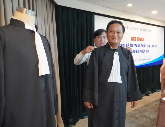 Luật sư hào hứng với cái ‘lưỡi thẳng’ của mình trên áo choàng mới- Ảnh 4. Luật sư hào hứng với cái ‘lưỡi thẳng’ của mình trên áo choàng mới- Ảnh 4.