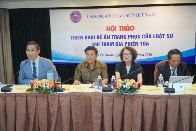 Luật sư hào hứng với cái ‘lưỡi thẳng’ của mình trên áo choàng mới- Ảnh 5. Luật sư hào hứng với cái ‘lưỡi thẳng’ của mình trên áo choàng mới- Ảnh 5.