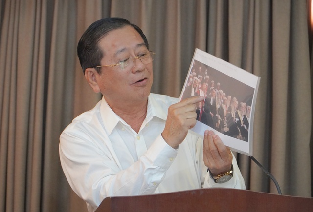 Luật sư hào hứng với cái ‘lưỡi thẳng’ của mình trên áo choàng mới- Ảnh 3. Luật sư hào hứng với cái ‘lưỡi thẳng’ của mình trên áo choàng mới- Ảnh 3.