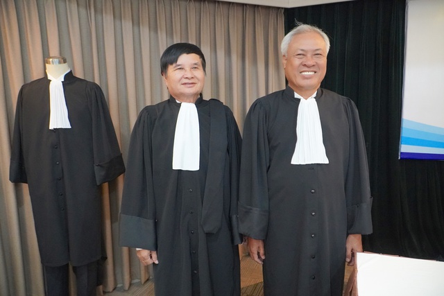 Luật sư hào hứng với cái ‘lưỡi thẳng’ của mình trên áo choàng mới- Ảnh 7. Luật sư hào hứng với cái ‘lưỡi thẳng’ của mình trên áo choàng mới- Ảnh 7.