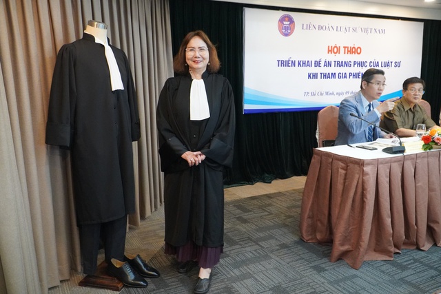 Luật sư hào hứng với cái ‘lưỡi thẳng’ của mình trên áo choàng mới- Ảnh 2. Luật sư hào hứng với cái ‘lưỡi thẳng’ của mình trên áo choàng mới- Ảnh 2.