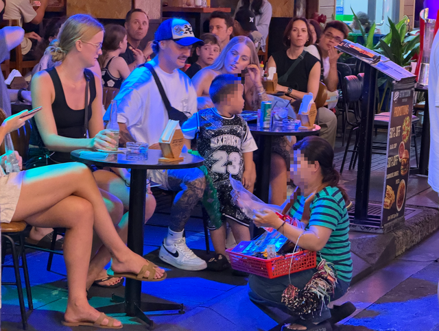 C&ocirc;ng an phường Bến Th&agrave;nh n&oacute;i g&igrave; về việc h&agrave;ng rong, ăn xin l&agrave;m phiền du kh&aacute;ch? - Ảnh 1.