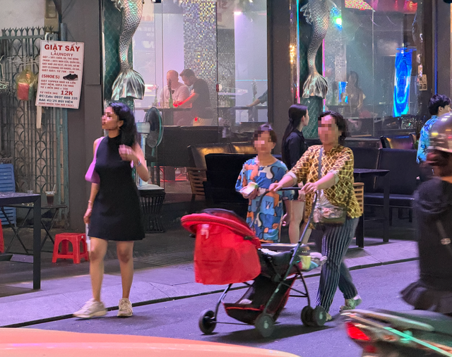 C&ocirc;ng an phường Bến Th&agrave;nh n&oacute;i g&igrave; về việc h&agrave;ng rong, ăn xin l&agrave;m phiền du kh&aacute;ch? - Ảnh 4.