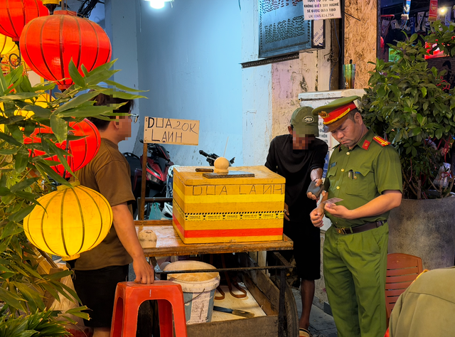 C&ocirc;ng an phường Bến Th&agrave;nh n&oacute;i g&igrave; về việc h&agrave;ng rong, ăn xin l&agrave;m phiền du kh&aacute;ch? - Ảnh 5.