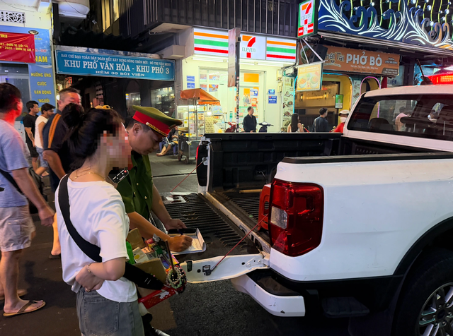 C&ocirc;ng an phường Bến Th&agrave;nh n&oacute;i g&igrave; về việc h&agrave;ng rong, ăn xin l&agrave;m phiền du kh&aacute;ch? - Ảnh 8.