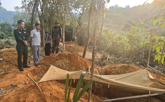 T&igrave;m thấy 2 h&agrave;i cốt liệt sĩ c&ugrave;ng tăng v&otilde;ng, c&uacute;c &aacute;o, gương soi- Ảnh 1.