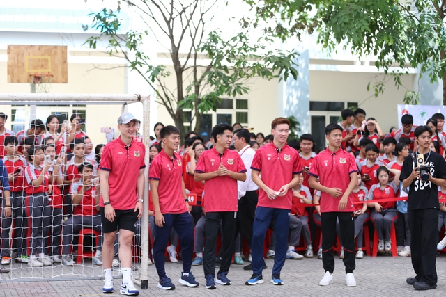 Ho&agrave;ng Đức trở lại với qu&agrave; bất ngờ, tiếp lửa giấc mơ học sinh hiếu học - Ảnh 4.