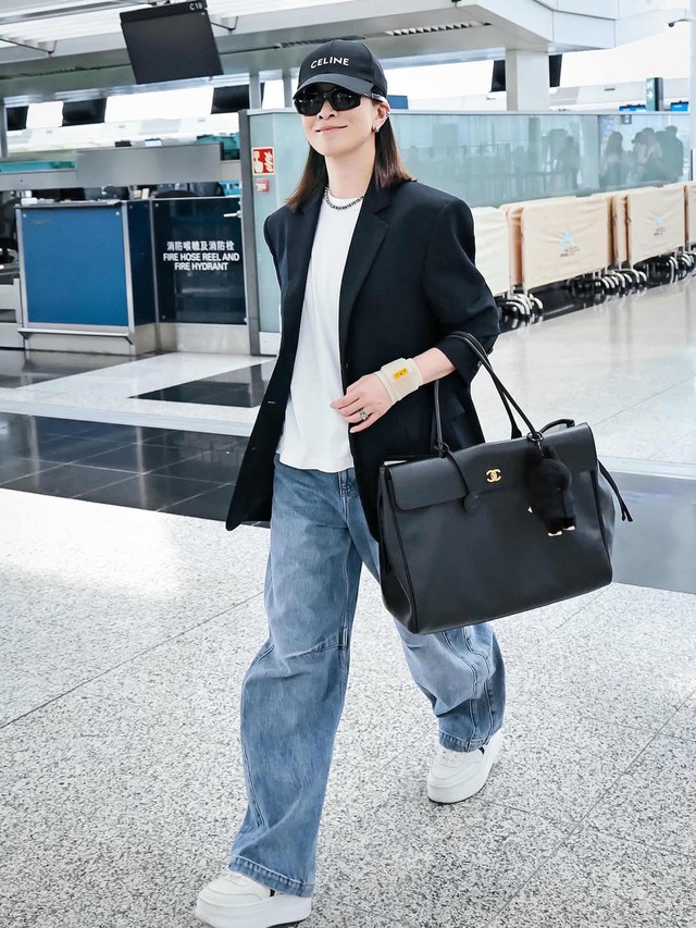 Phối blazer với quần jeans, cặp đôi thời trang tối giản hợp với mọi cô gái- Ảnh 8. Phối blazer với quần jeans, cặp đôi thời trang tối giản hợp với mọi cô gái- Ảnh 8.