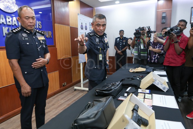 Cảnh s&aacute;t Malaysia cướp t&agrave;i sản người nước ng&ograve;ai , bắt giữ sĩ quan v&agrave; đồng bọn - Ảnh 2.