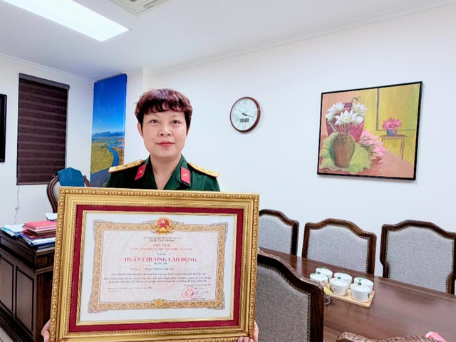 Được vinh danh, đạo diễn &lsquo;Mưa đỏ&rsquo; n&oacute;i vẫn &aacute;p lực nhất điều n&agrave;y - Ảnh 1.