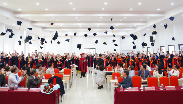 Trường ĐH Y dược Bu&ocirc;n Ma Thuột trao bằng tốt nghiệp cho 136 t&acirc;n b&aacute;c sĩ- Ảnh 2.