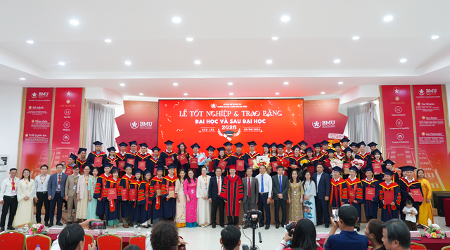 Trường ĐH Y dược Bu&ocirc;n Ma Thuột trao bằng tốt nghiệp cho 136 t&acirc;n b&aacute;c sĩ- Ảnh 1.