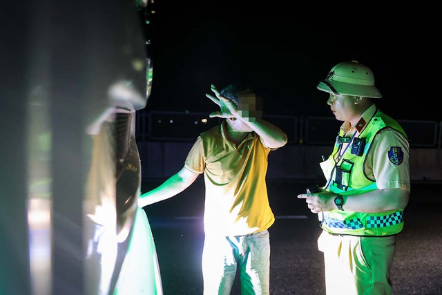 Mối nguy dừng xe trên cao tốc- Ảnh 2. Mối nguy dừng xe trên cao tốc- Ảnh 2.