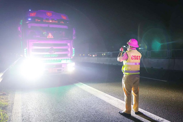 Mối nguy dừng xe trên cao tốc- Ảnh 1. Mối nguy dừng xe trên cao tốc- Ảnh 1.