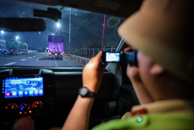 Mối nguy dừng xe trên cao tốc- Ảnh 3. Mối nguy dừng xe trên cao tốc- Ảnh 3.