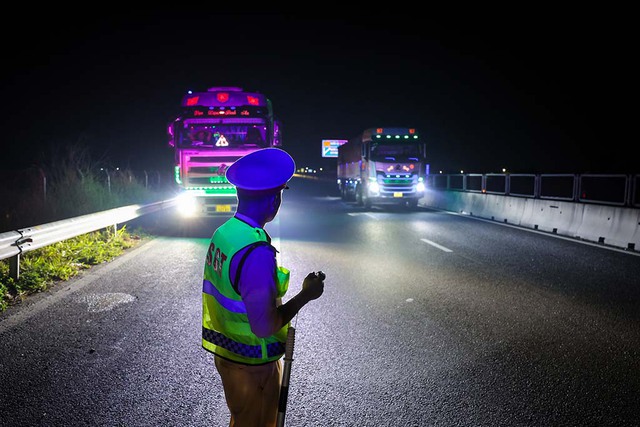 Mối nguy dừng xe trên cao tốc- Ảnh 4. Mối nguy dừng xe trên cao tốc- Ảnh 4.