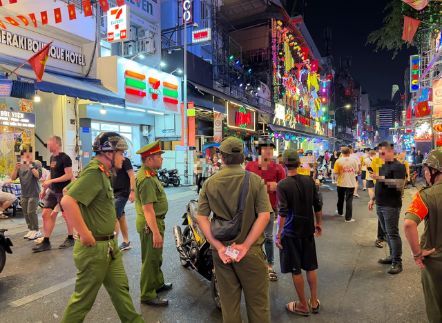 C&ocirc;ng an phường Bến Th&agrave;nh n&oacute;i g&igrave; về việc h&agrave;ng rong, ăn xin l&agrave;m phiền du kh&aacute;ch? - Ảnh 6.