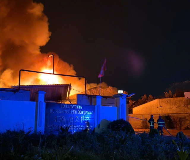 Ch&aacute;y lớn tại c&ocirc;ng ty sơn ở TP.HCM, lửa b&ugrave;ng dữ dội k&egrave;m nhiều tiếng nổ - Ảnh 1.