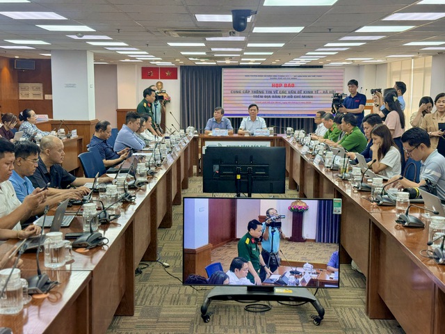 C&ocirc;ng an TP.HCM xử l&yacute; lấn chiếm vỉa h&egrave;: Điểm 'n&oacute;ng' chuyển biến r&otilde; sau 1 th&aacute;ng - Ảnh 1.