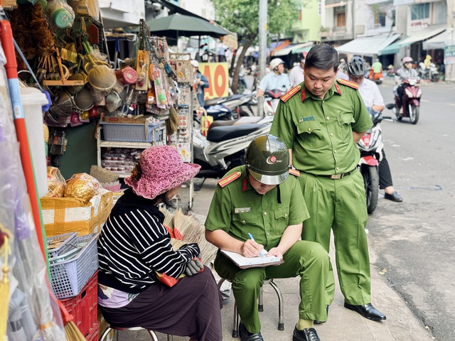 C&ocirc;ng an TP.HCM xử l&yacute; lấn chiếm vỉa h&egrave;: Điểm 'n&oacute;ng' chuyển biến r&otilde; sau 1 th&aacute;ng - Ảnh 3.