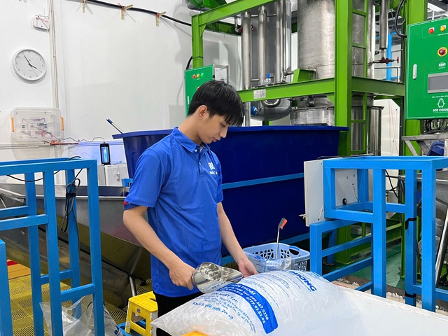 Bán nước mía, bán đá mùa nắng nóng: Nhiều người kiếm tiền triệu mỗi ngày - Ảnh 5. Bán nước mía, bán đá mùa nắng nóng: Nhiều người kiếm tiền triệu mỗi ngày - Ảnh 5.