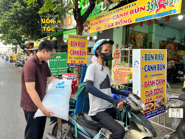 Bán nước mía, bán đá mùa nắng nóng: Nhiều người kiếm tiền triệu mỗi ngày - Ảnh 6. Bán nước mía, bán đá mùa nắng nóng: Nhiều người kiếm tiền triệu mỗi ngày - Ảnh 6.