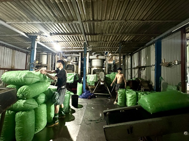 Bán nước mía, bán đá mùa nắng nóng: Nhiều người kiếm tiền triệu mỗi ngày - Ảnh 7. Bán nước mía, bán đá mùa nắng nóng: Nhiều người kiếm tiền triệu mỗi ngày - Ảnh 7.