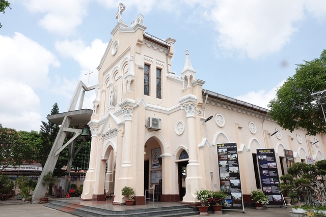 Nhà thờ Chánh tòa Cần Thơ - dấu ấn kiến trúc trăm năm giữa lòng Tây Đô- Ảnh 2. Nhà thờ Chánh tòa Cần Thơ - dấu ấn kiến trúc trăm năm giữa lòng Tây Đô- Ảnh 2.