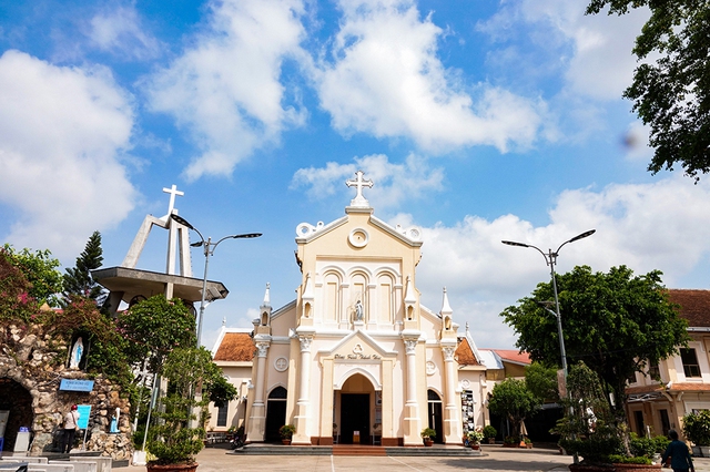 Nhà thờ Chánh tòa Cần Thơ - dấu ấn kiến trúc trăm năm giữa lòng Tây Đô- Ảnh 1. Nhà thờ Chánh tòa Cần Thơ - dấu ấn kiến trúc trăm năm giữa lòng Tây Đô- Ảnh 1.